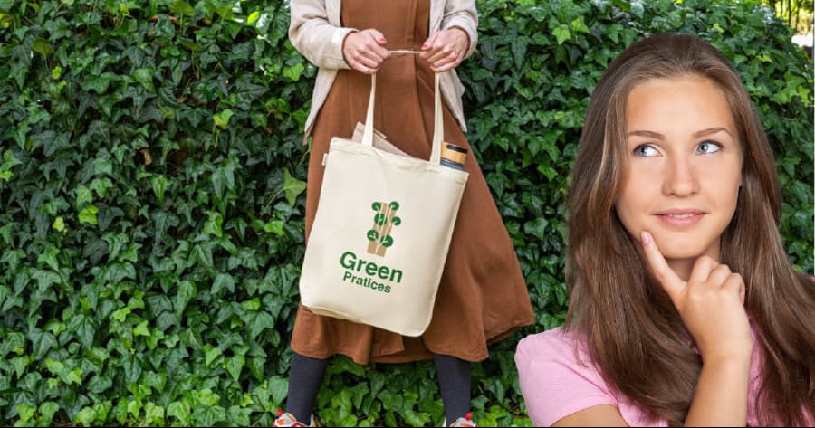 Ecobags personalizadas de diferentes materiais organizadas em um ambiente corporativo contemporâneo