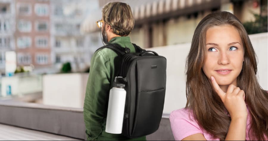 Mochilas personalizadas em ambiente corporativo, representando uma ideia de brinde útil para empresas, eventos e ações com colaboradores