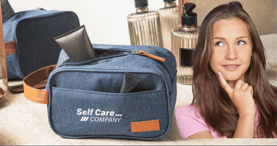 Necessaire personalizada organizada com itens de viagem e acessórios de uso diário, representando uma ideia de brinde corporativo útil para empresas